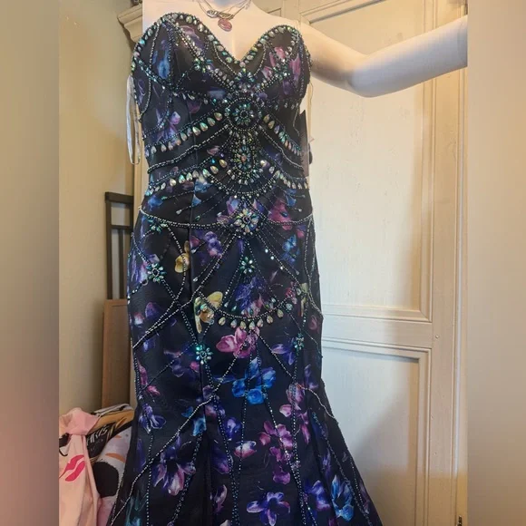 Ellie Wilde mermaid style beaded prom dress - Picture 3 of 10
